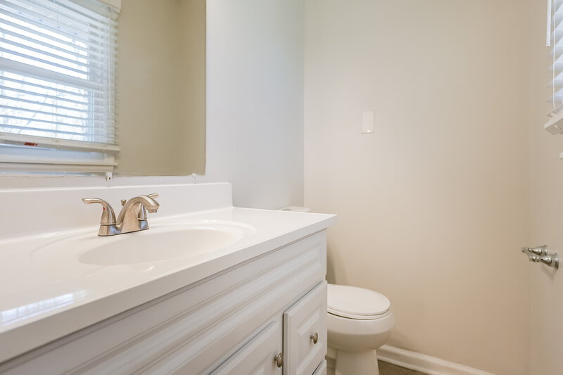 1,795/Mo, 11900 E 57th St Kansas City, MO 64133 Main Bathroom View