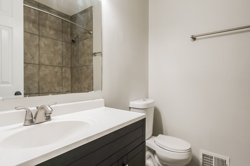 1,795/Mo, 11900 E 57th St Kansas City, MO 64133 Bathroom View