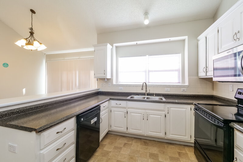 1,810/Mo, 33075 W 88th Ter De Soto, KS 66018 Kitchen View 2