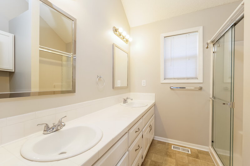 1,810/Mo, 33075 W 88th Ter De Soto, KS 66018 Main Bathroom View