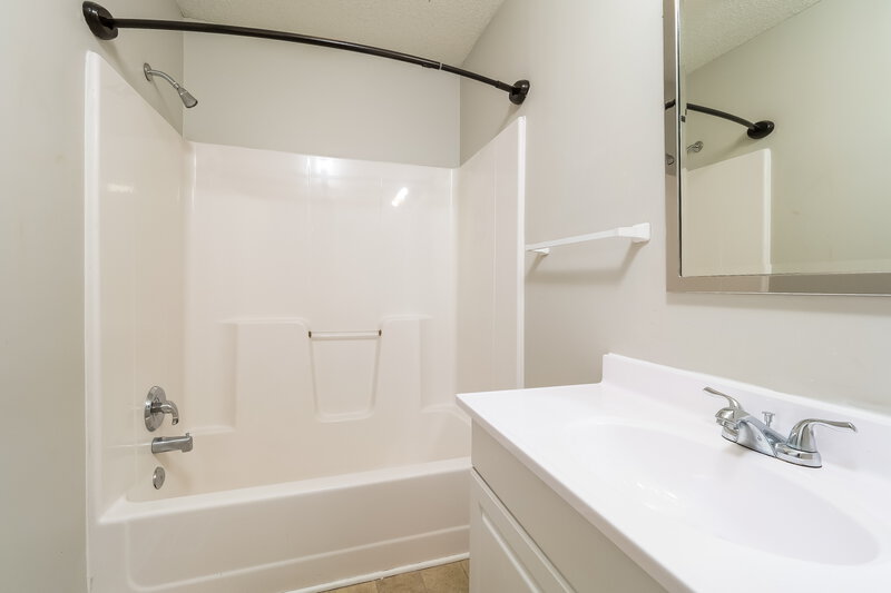 1,810/Mo, 33075 W 88th Ter De Soto, KS 66018 Bathroom View