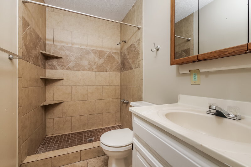 1,610/Mo, 720 S Alta Ln Olathe, KS 66061 Bathroom View