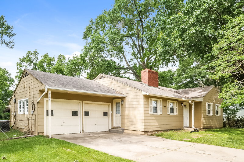 1,675/Mo, 2125 Ne Gaddy Rd Kansas City, MO 64118 Front View