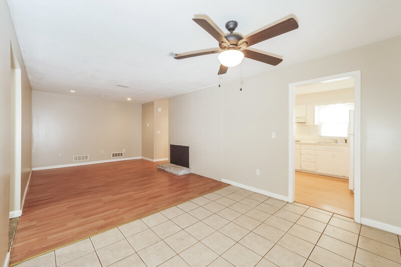 1,675/Mo, 2125 Ne Gaddy Rd Kansas City, MO 64118 Living Room View