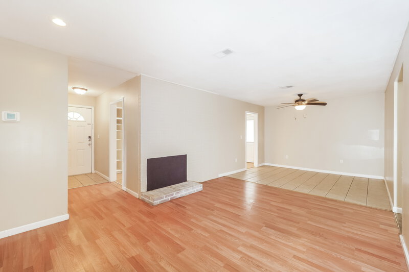 1,675/Mo, 2125 Ne Gaddy Rd Kansas City, MO 64118 Living Room View 3