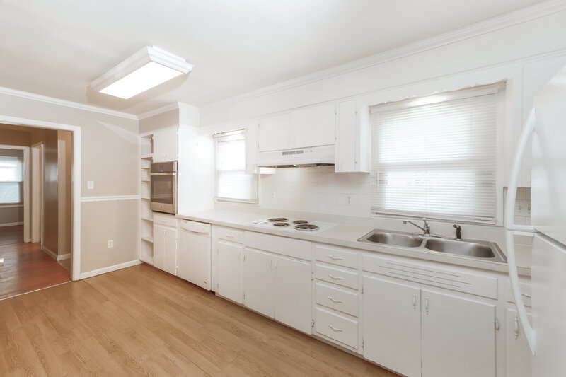 1,675/Mo, 2125 Ne Gaddy Rd Kansas City, MO 64118 Kitchen View 2