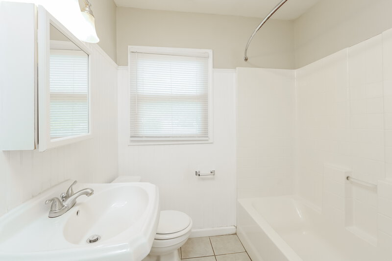 1,675/Mo, 2125 Ne Gaddy Rd Kansas City, MO 64118 Bathroom View