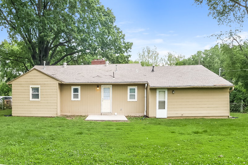 1,675/Mo, 2125 Ne Gaddy Rd Kansas City, MO 64118 Rear View 2