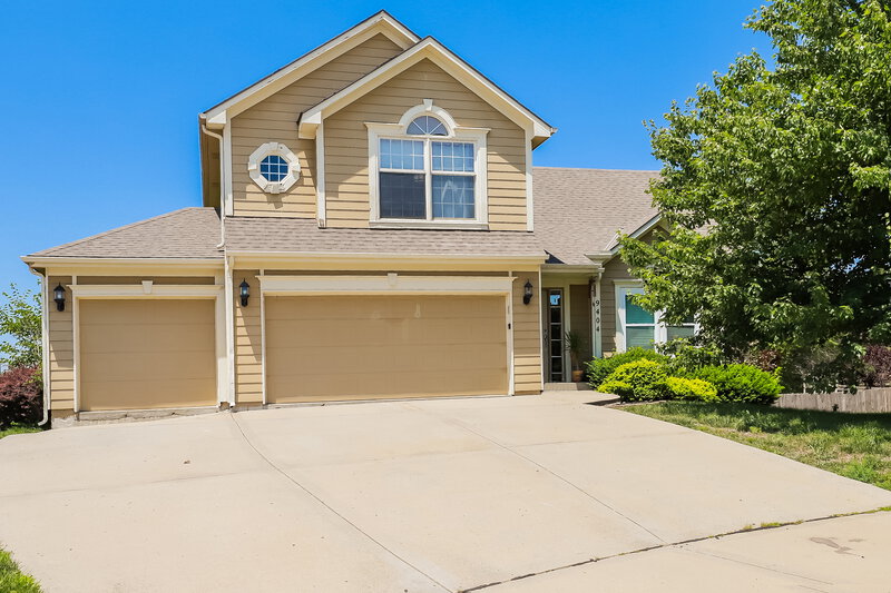 1,985/Mo, 9404 N Kenwood Ave Kansas City, MO 64155 External View