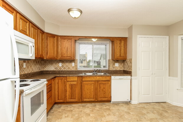 1,415/Mo, 19141 E 15th St N Independence, MO 64056 Kitchen View