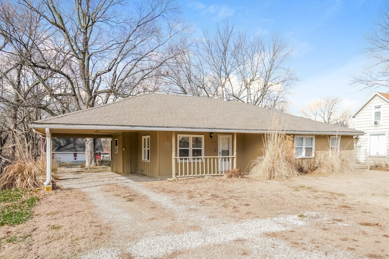 1,540/Mo, 410 S Washington St Raymore, MO 64083 External View