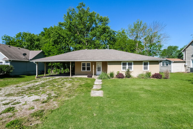 1,565/Mo, 410 S Washington St Raymore, MO 64083 External View