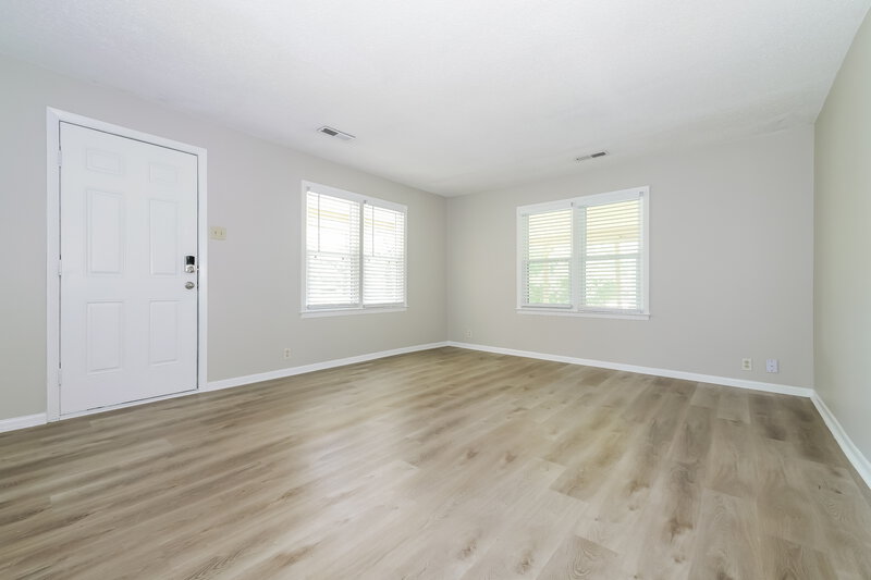 1,565/Mo, 410 S Washington St Raymore, MO 64083 Living Room View