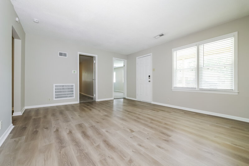 1,565/Mo, 410 S Washington St Raymore, MO 64083 Living Room View 2