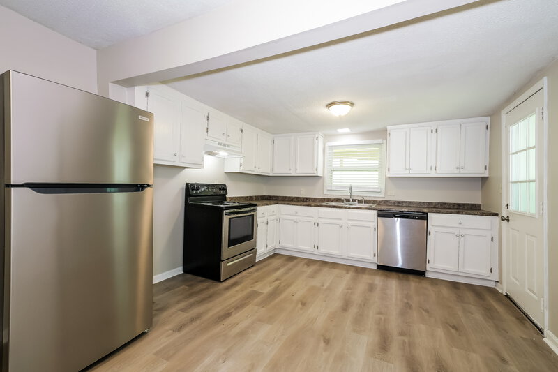 1,565/Mo, 410 S Washington St Raymore, MO 64083 Kitchen View