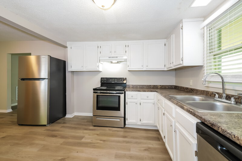 1,565/Mo, 410 S Washington St Raymore, MO 64083 Kitchen View 2
