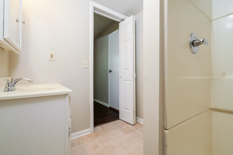 1,565/Mo, 410 S Washington St Raymore, MO 64083 Main Bathroom View