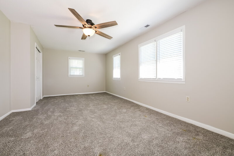 1,565/Mo, 410 S Washington St Raymore, MO 64083 Bedroom View