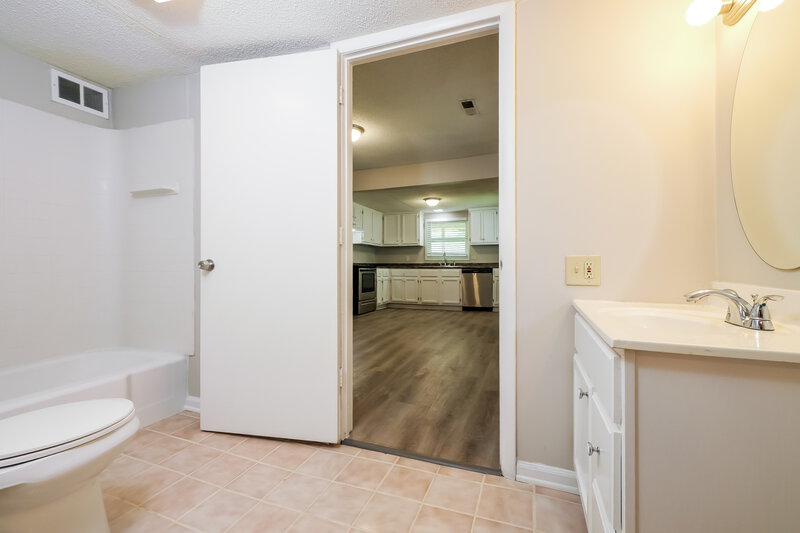 1,565/Mo, 410 S Washington St Raymore, MO 64083 Bathroom View