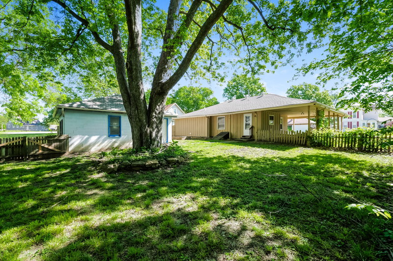 1,565/Mo, 410 S Washington St Raymore, MO 64083 Rear View