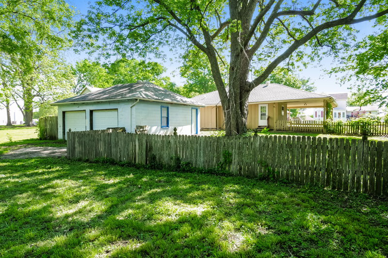 1,565/Mo, 410 S Washington St Raymore, MO 64083 Rear View 2