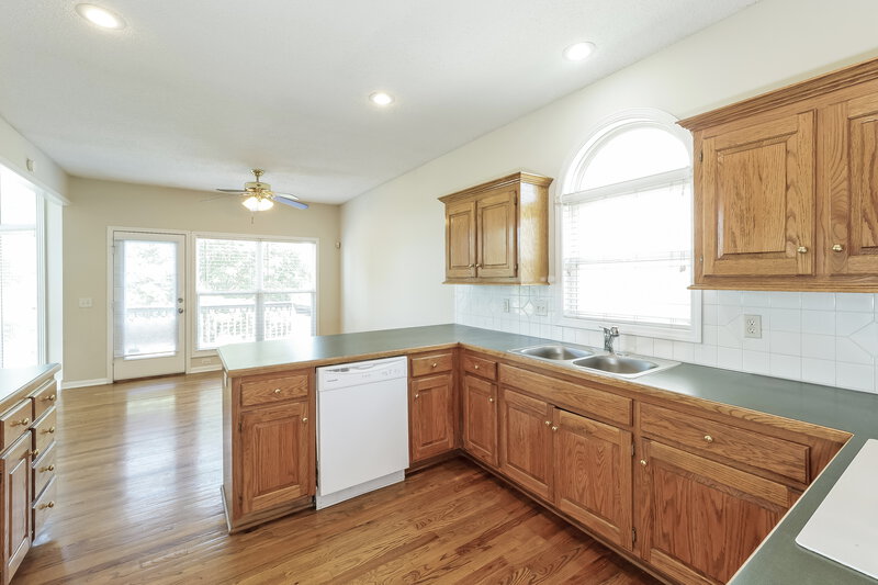 2,000/Mo, 3124 86TH ST Kansas City, MO 64154 Kitchen View