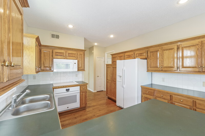 2,000/Mo, 3124 86TH ST Kansas City, MO 64154 Kitchen View 2