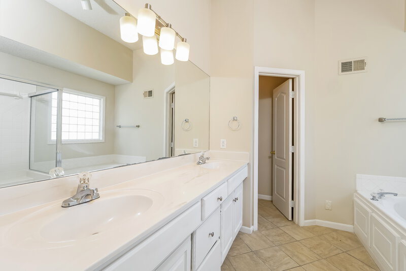2,000/Mo, 3124 86TH ST Kansas City, MO 64154 Main Bathroom View