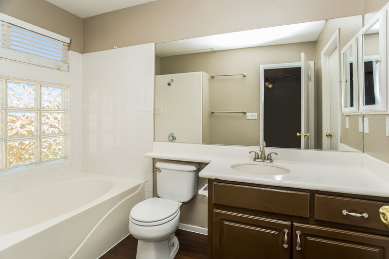 2,830/Mo, 8712 Country Pines Ave Las Vegas, NV 89129 Master Bathroom View
