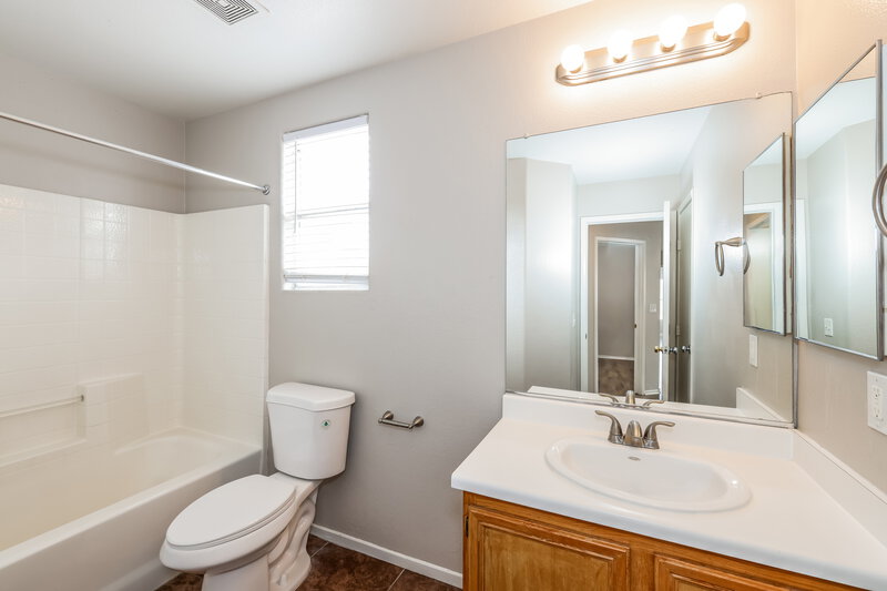2,060/Mo, 6221 Mercer Valley St North Las Vegas, NV 89081 Main Bathroom View