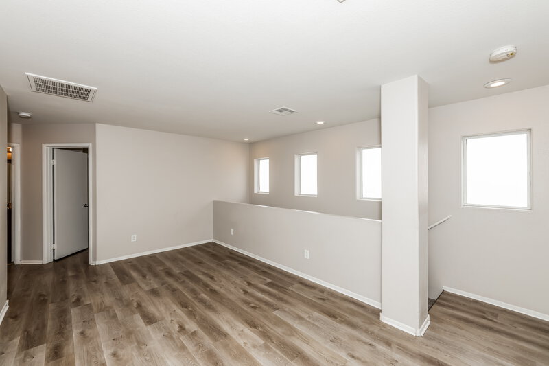 2,060/Mo, 6221 Mercer Valley St North Las Vegas, NV 89081 Loft View