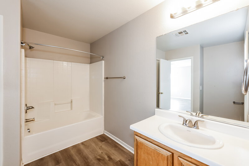 2,060/Mo, 6221 Mercer Valley St North Las Vegas, NV 89081 Bathroom View