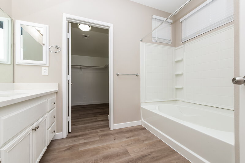2,240/Mo, 7525 Wandering St Las Vegas, NV 89131 Main Bathroom View