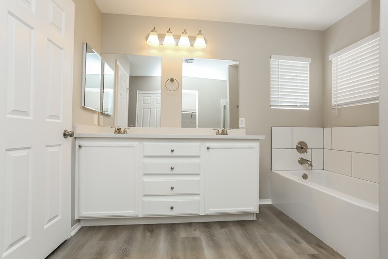 2,140/Mo, 4447 Acropolis Ave North Las Vegas, NV 89031 Main Bathroom View