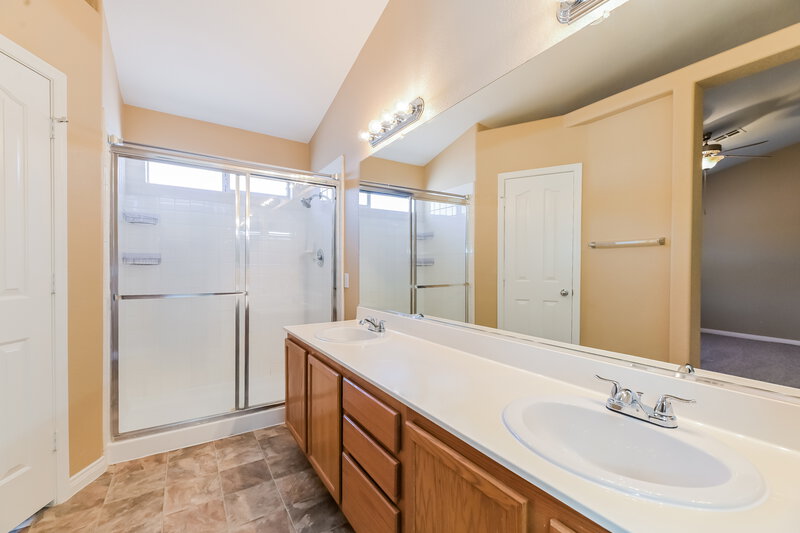 2,175/Mo, 245 Amber Light Ct Henderson, NV 89074 Main Bathroom View
