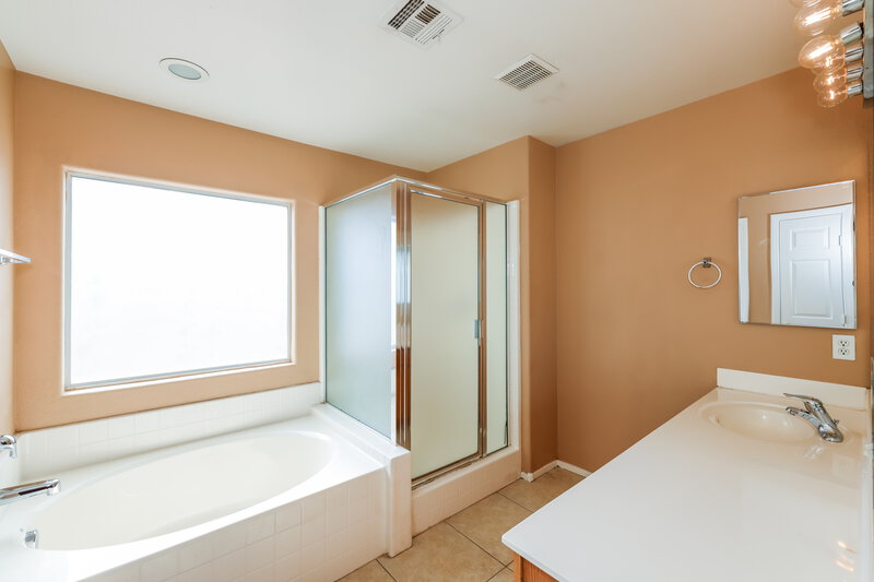 2,060/Mo, 2808 River Ranch Pl North Las Vegas, NV 89081 Main Bathroom View