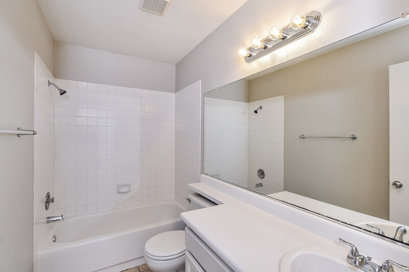 1,985/Mo, 6048 Belladonna Cir Las Vegas, NV 89142 Bathroom View 2