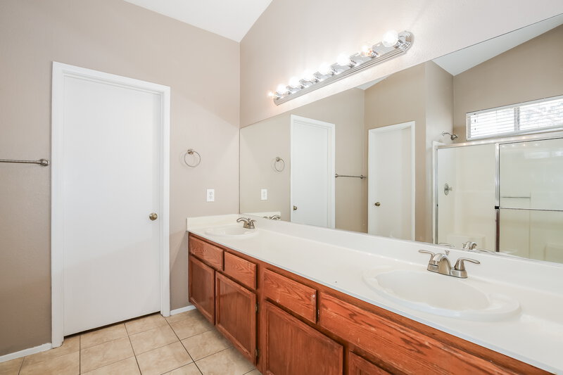 2,185/Mo, 5120 Palo Pinto Ln North Las Vegas, NV 89031 Main Bathroom View