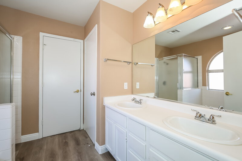 2,345/Mo, 7312 Calvado St Las Vegas, NV 89128 Main Bathroom View