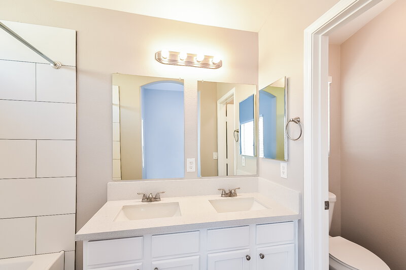 1,945/Mo, 7848 Quill Gordon Ave Las Vegas, NV 89149 Main Bathroom View