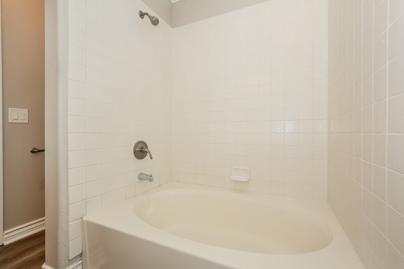 2,035/Mo, 5317 Creeping Ivy Ct North Las Vegas, NV 89031 Main Bathroom View