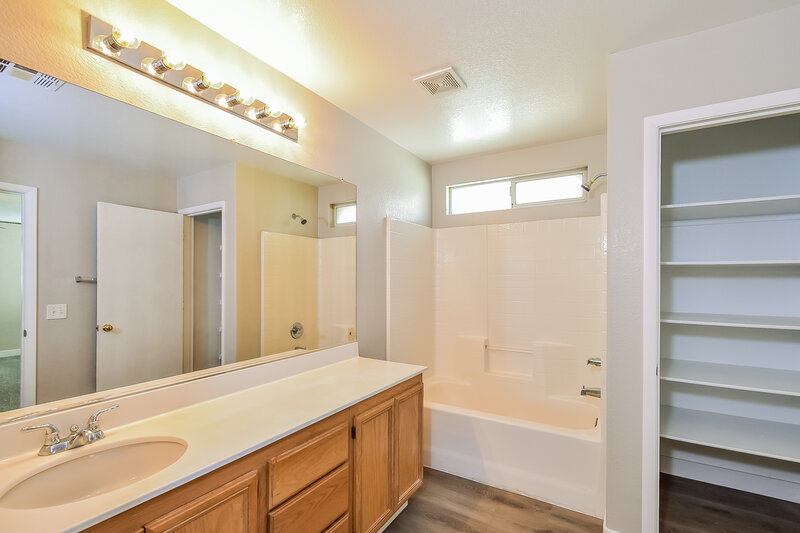 2,570/Mo, 5025 Whistling Acres Ave Las Vegas, NV 89131 Main Bathroom View