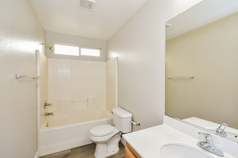 2,570/Mo, 5025 Whistling Acres Ave Las Vegas, NV 89131 Bathroom View 2