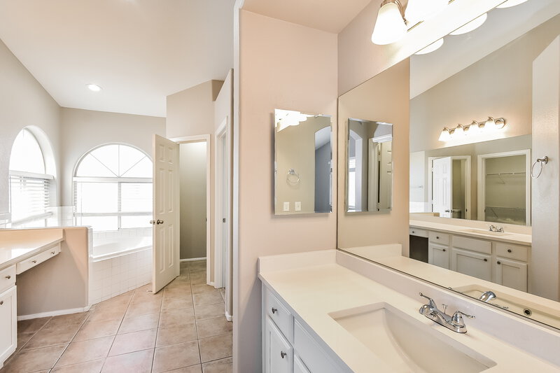 2,300/Mo, 7661 Rainbow Cove Dr Las Vegas, NV 89131 Main Bathroom View