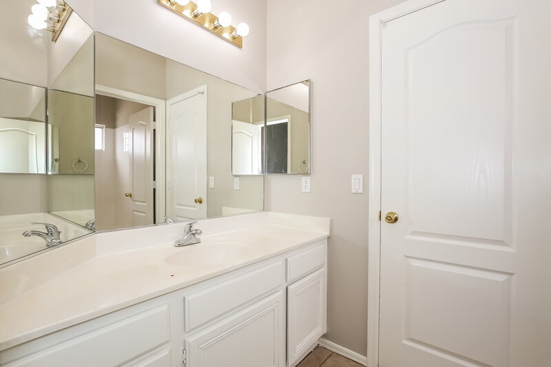 2,215/Mo, 5637 Island Mist St Las Vegas, NV 89130 Bathroom View 2