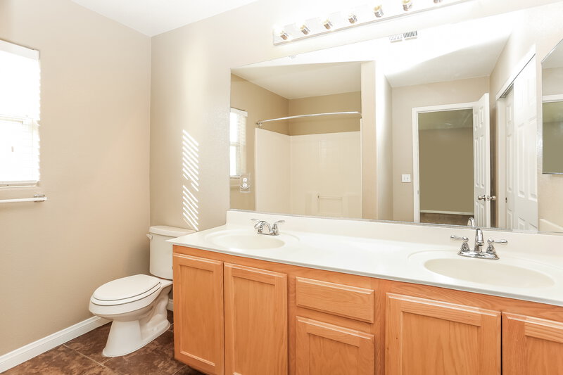 2,060/Mo, 9527 Milkweed Canyon Ave Las Vegas, NV 89166 Master Bathroom View