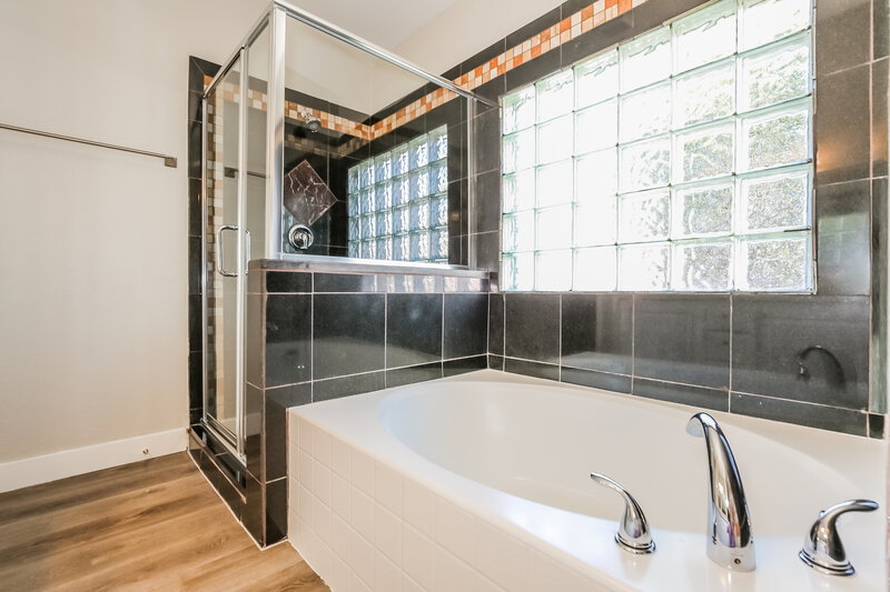 1,860/Mo, 330 Casa del Norte Dr North Las Vegas, NV 89031 Main Bathroom View