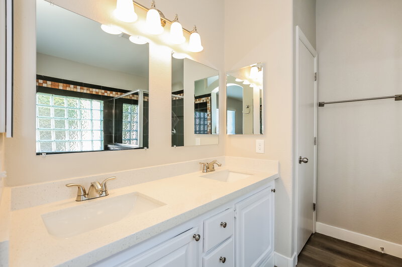 1,860/Mo, 330 Casa del Norte Dr North Las Vegas, NV 89031 Main Bathroom View 2