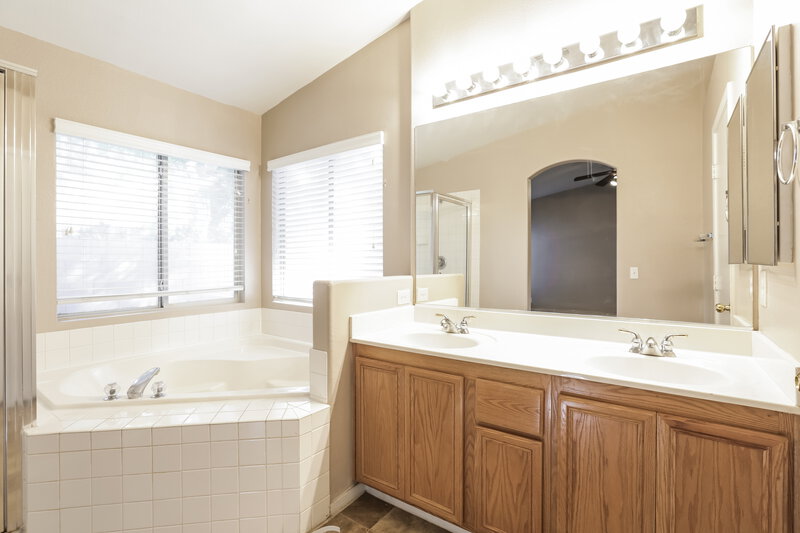 1,975/Mo, 5333 Cool Dawn Ct Las Vegas, NV 89130 Main Bathroom View