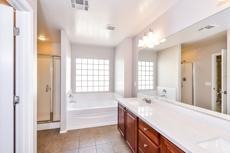 2,305/Mo, 10838 La Florentina Ave Las Vegas, NV 89166 Main Bathroom View